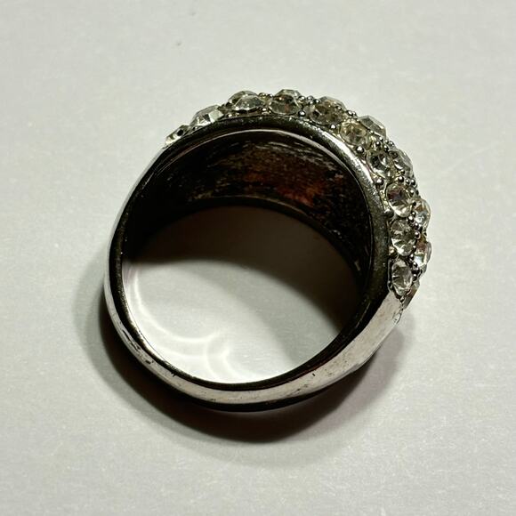 Vintage Y2K Silvertone cocktail ring covered in white rhinestones size 8.5 - Picture 3 of 6